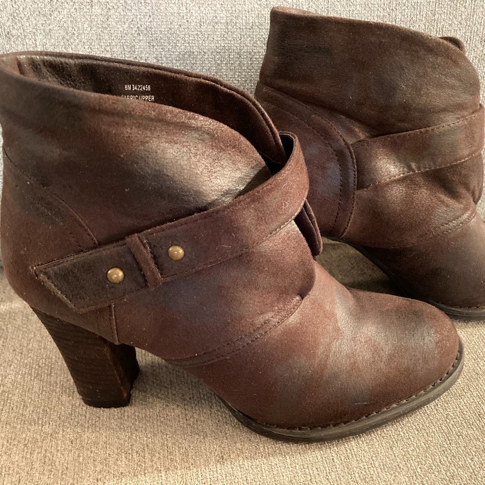 BROWN NUBUCK LUG SOLE BOOTIES